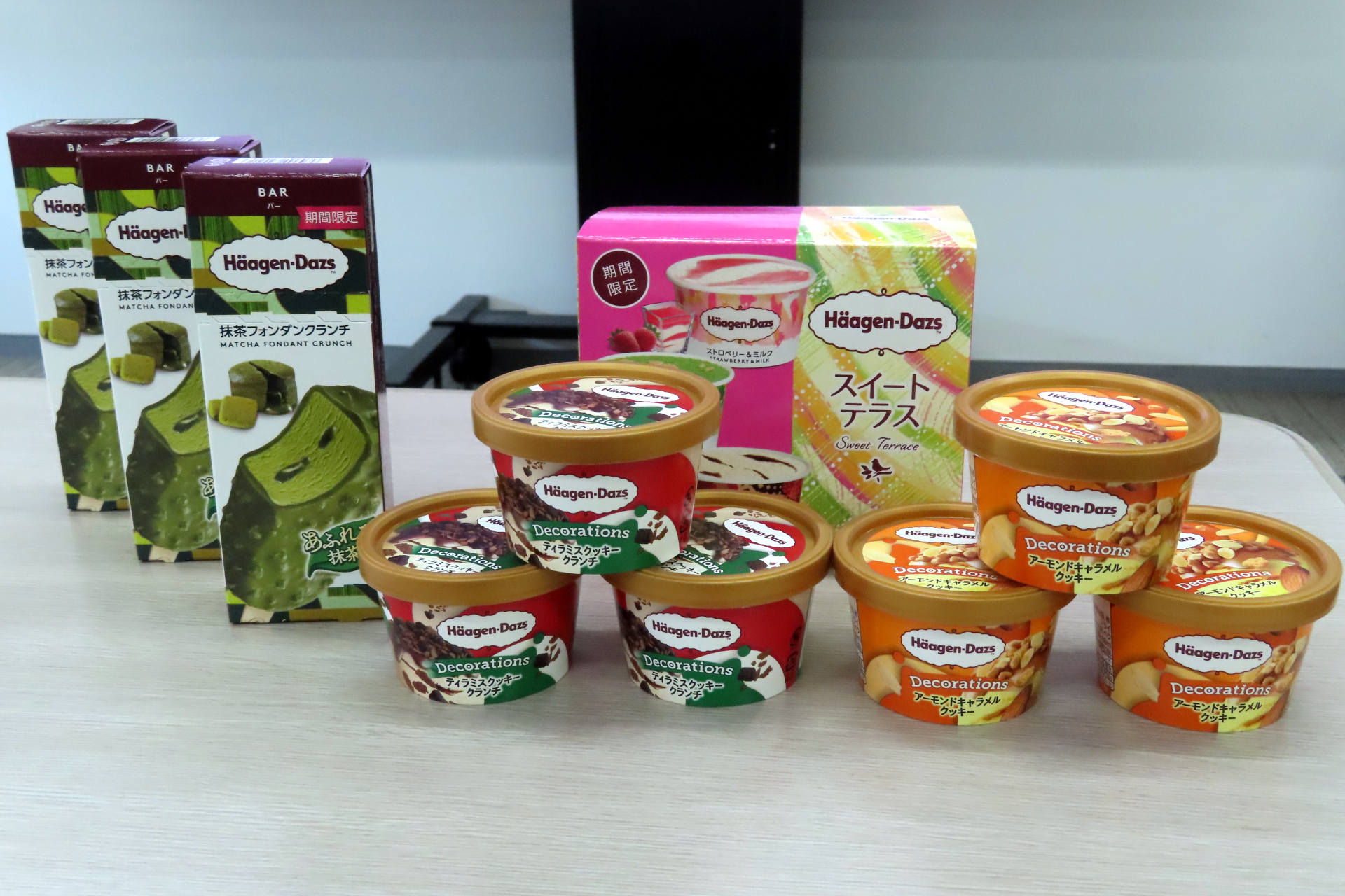 3月に発売されるDecorationsシリーズ（右手前）、抹茶フォンダンクランチ（左）、スイート テラス（右奥）