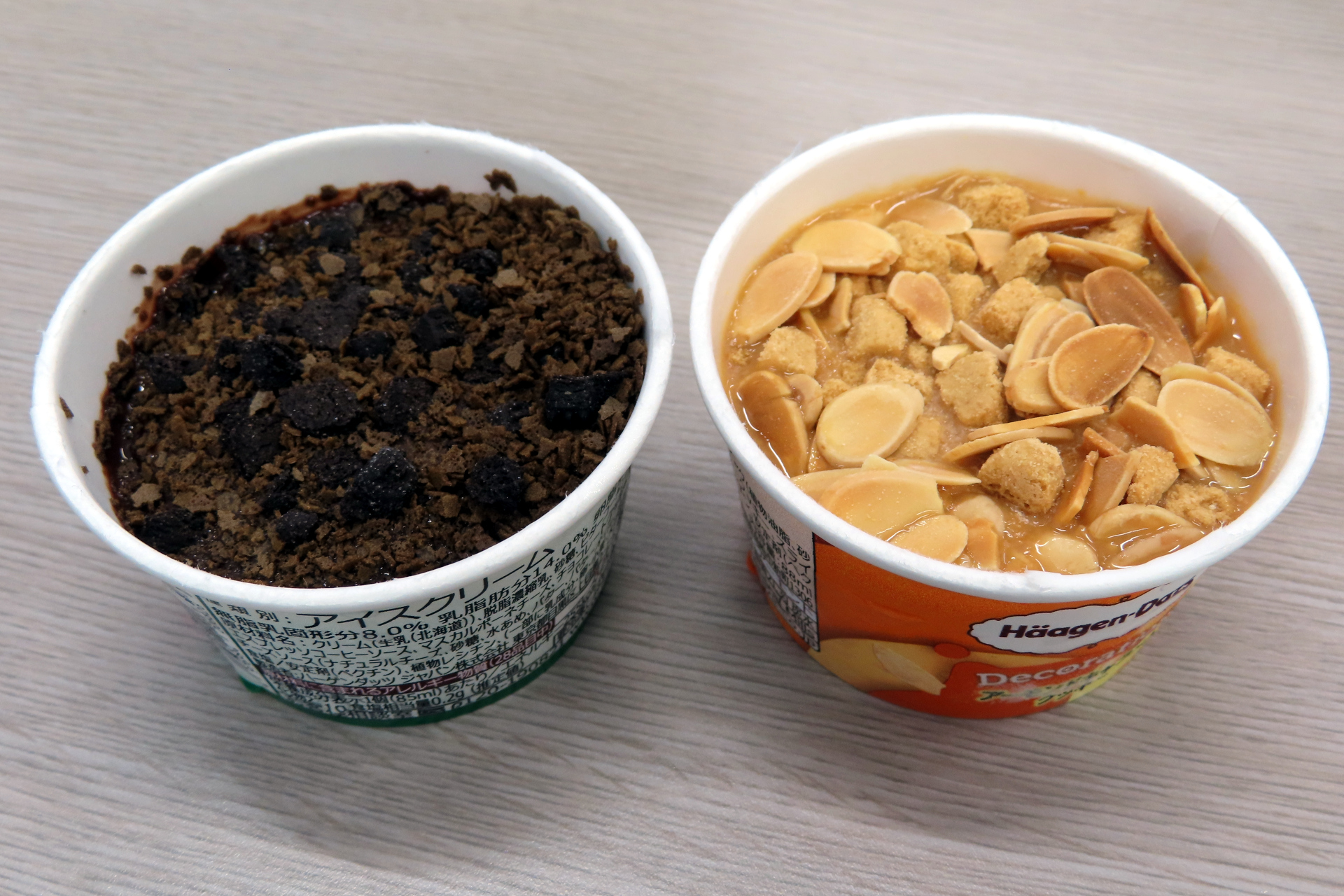 ティラミスクッキークランチ（左）とアーモンドキャラメルクッキー（右）
