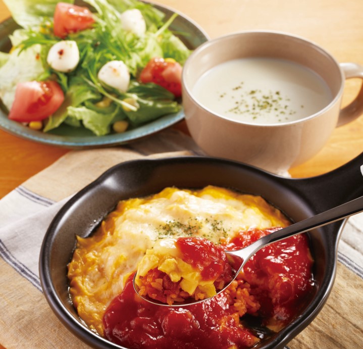 「トマトソースのチーズオムライス春のスープセット」（988円）