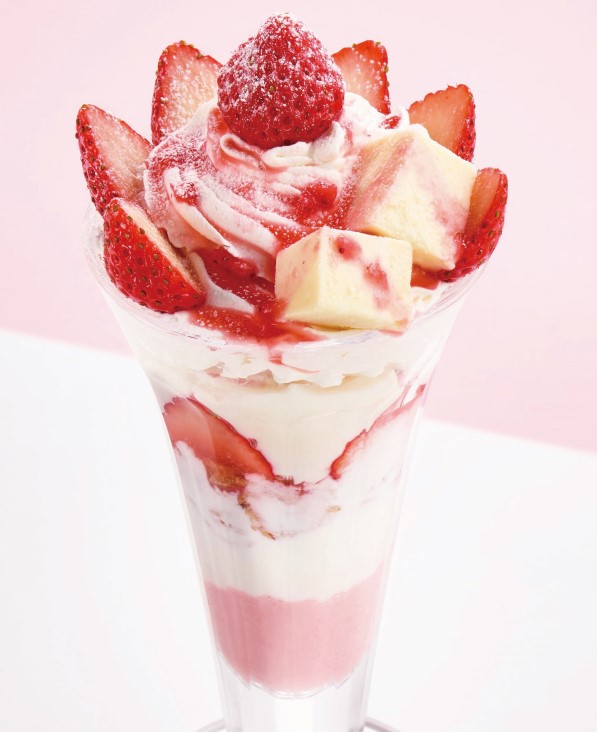 フレッシュ苺とショートケーキアイスの華やかパフェ～チーズケーキ添え～」（845円）