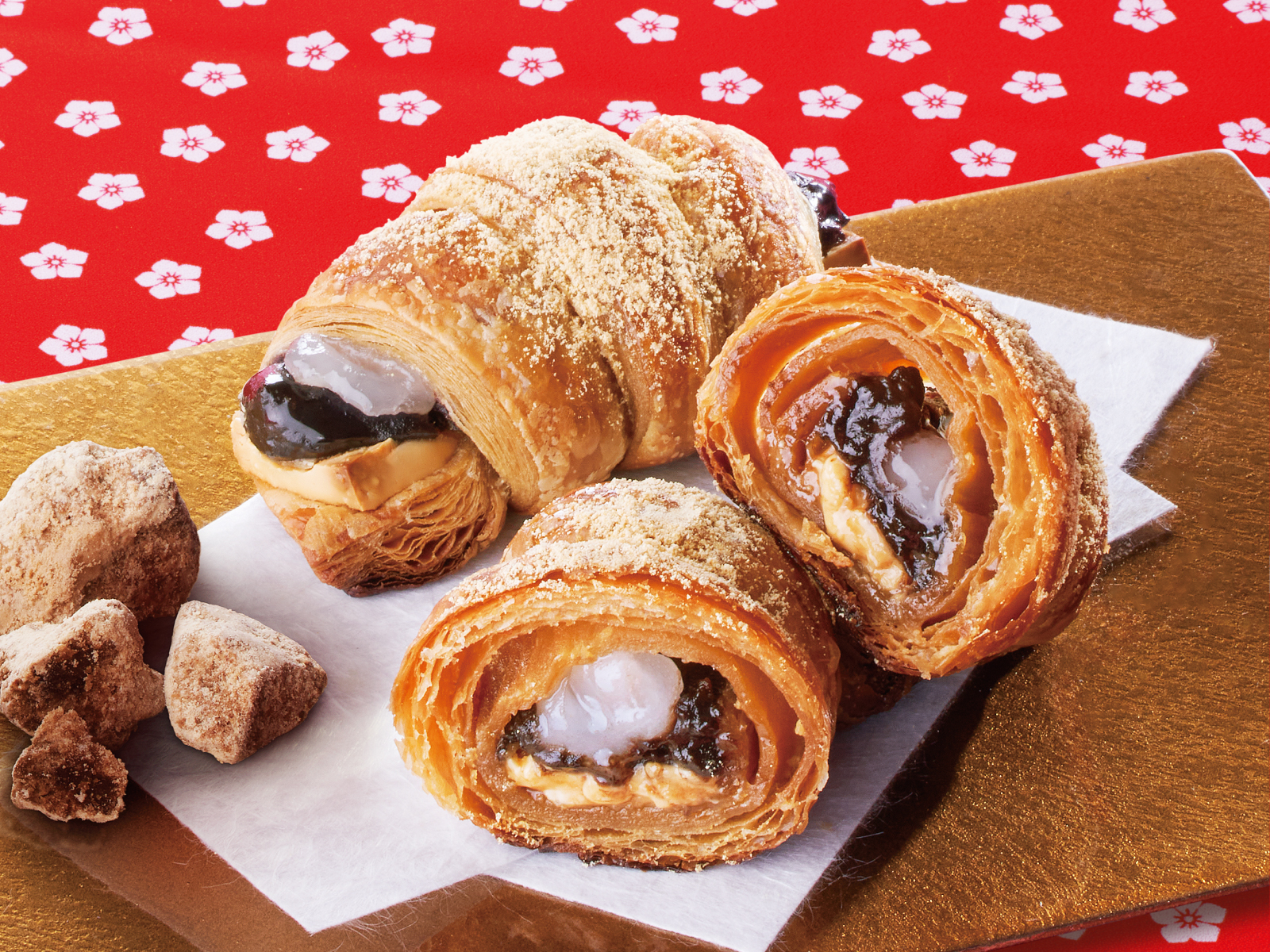 「プレミアムチョコクロ 桔梗信玄餅～黒糖入り生地＆黒みつきな粉もち～」（単品380円、5個入BOX1700円）