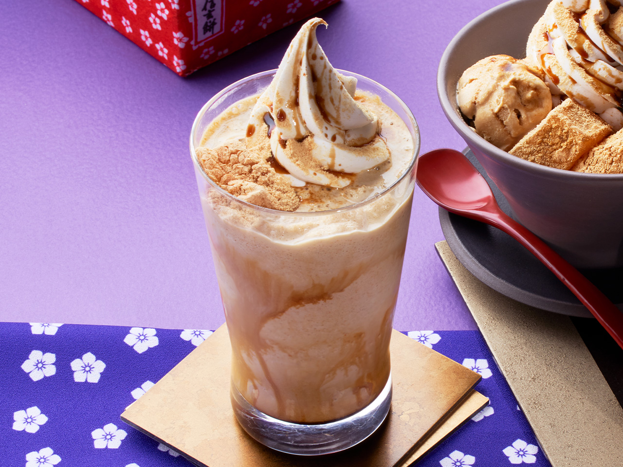 「桔梗信玄餅 わらびもち入り黒みつきな粉スムージー」（Mサイズ690円、ソフトクリームなし640円）