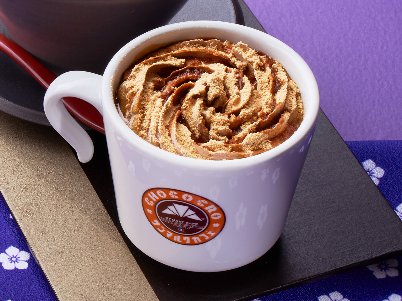 「桔梗信玄餅 わらびもち入り黒みつきな粉ラテ」（590円）