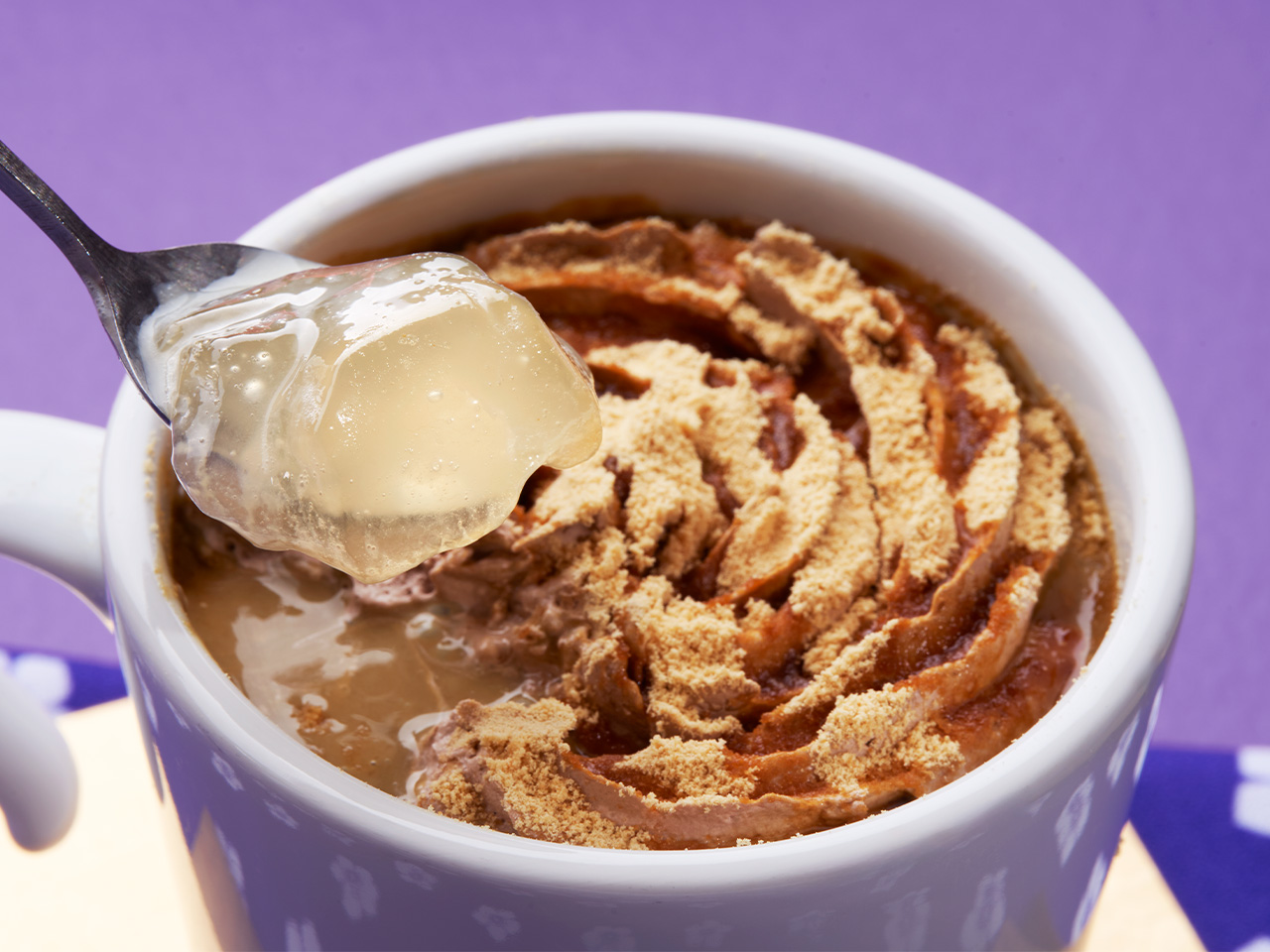 「桔梗信玄餅 わらびもち入り黒みつきな粉ラテ」（590円）