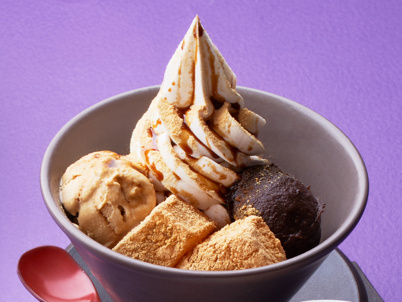 「桔梗信玄餅 きな粉アイスと黒みつクリームのわらびもち入りパフェ」（640円）