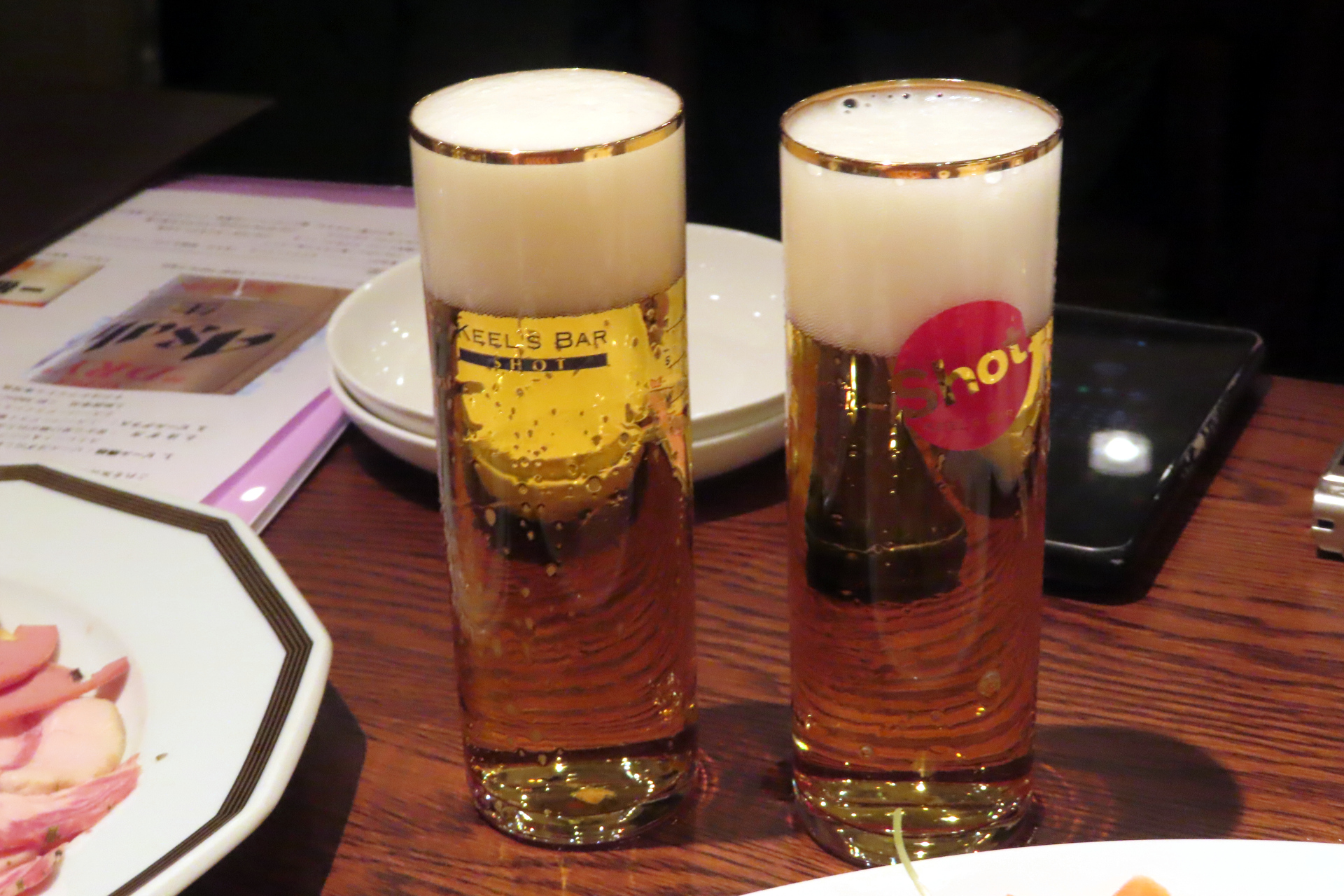 スーパードライ用のショットグラスで飲めるカウンター席が一等席