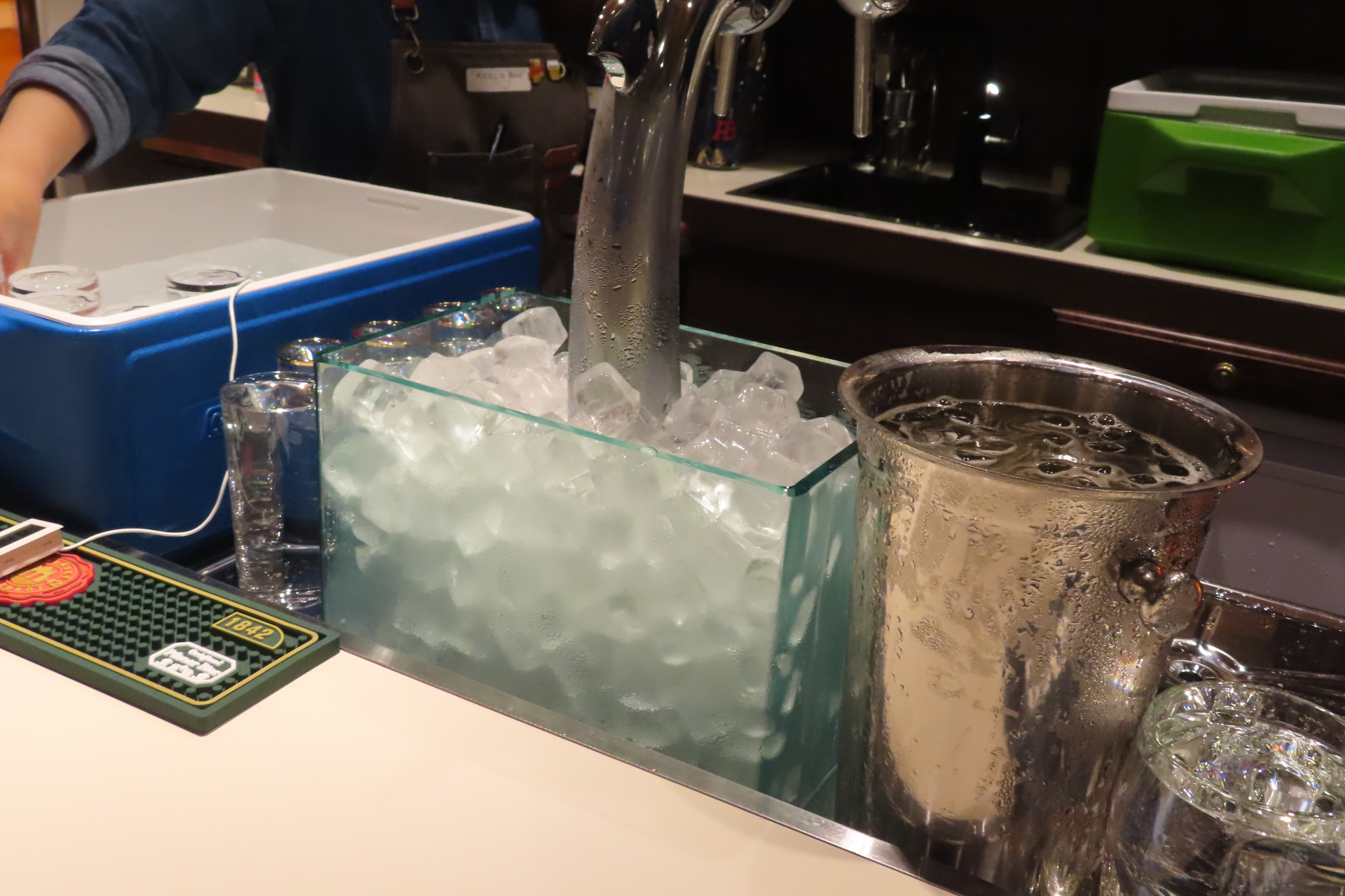 スーパードライ用のビールサーバーは付け根が氷で冷やされている
