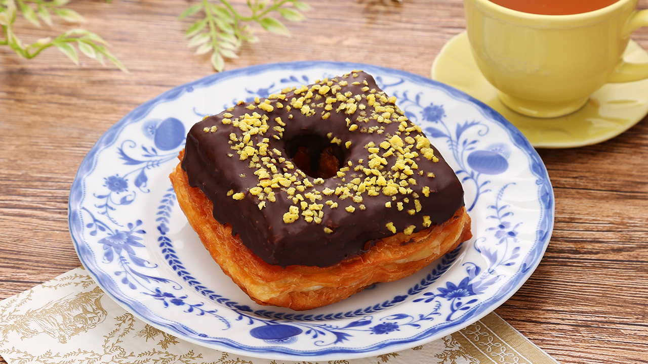 「クロワッサンドーナツ クランチ」（108円）