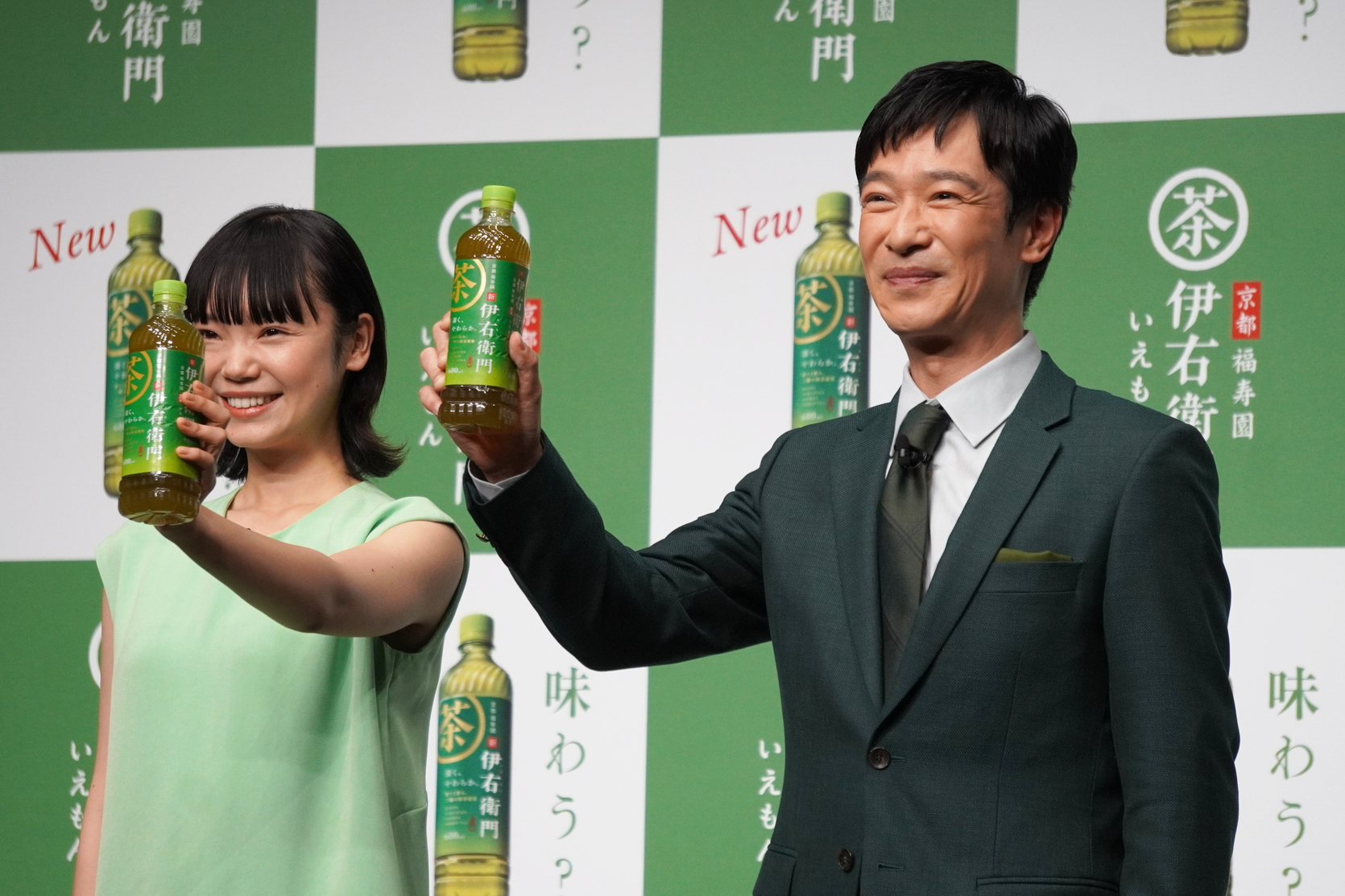 堺雅人さんが新「伊右衛門」の乾杯の音頭を取った