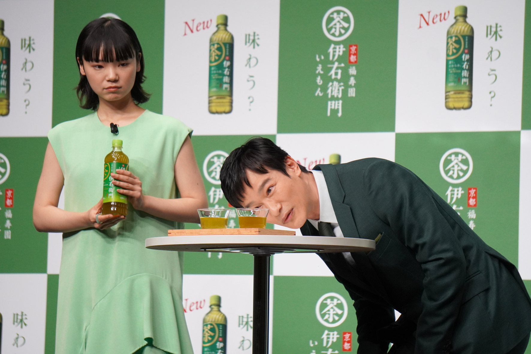 液色を入念に観察する堺さん