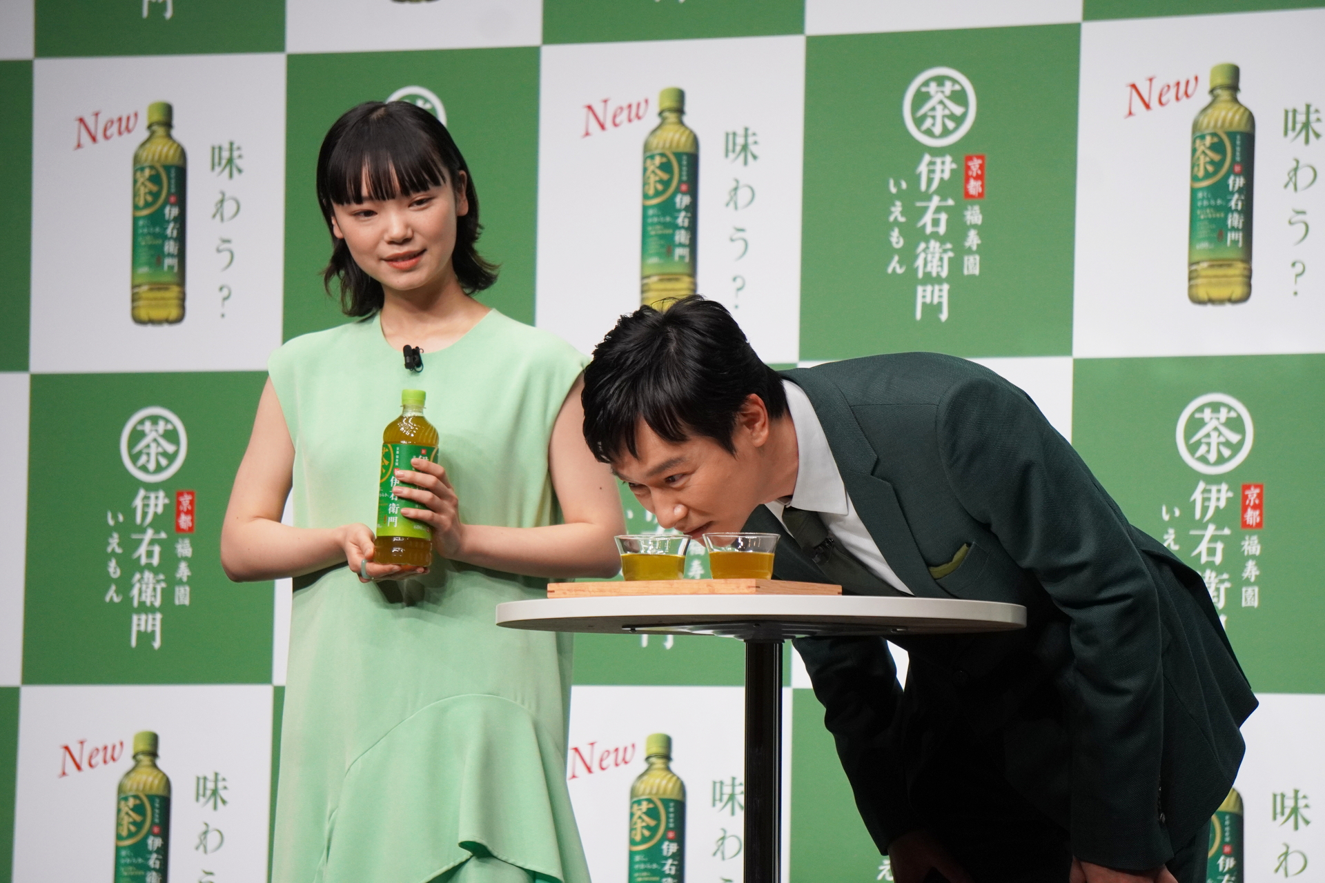 液色を入念に観察する堺さん