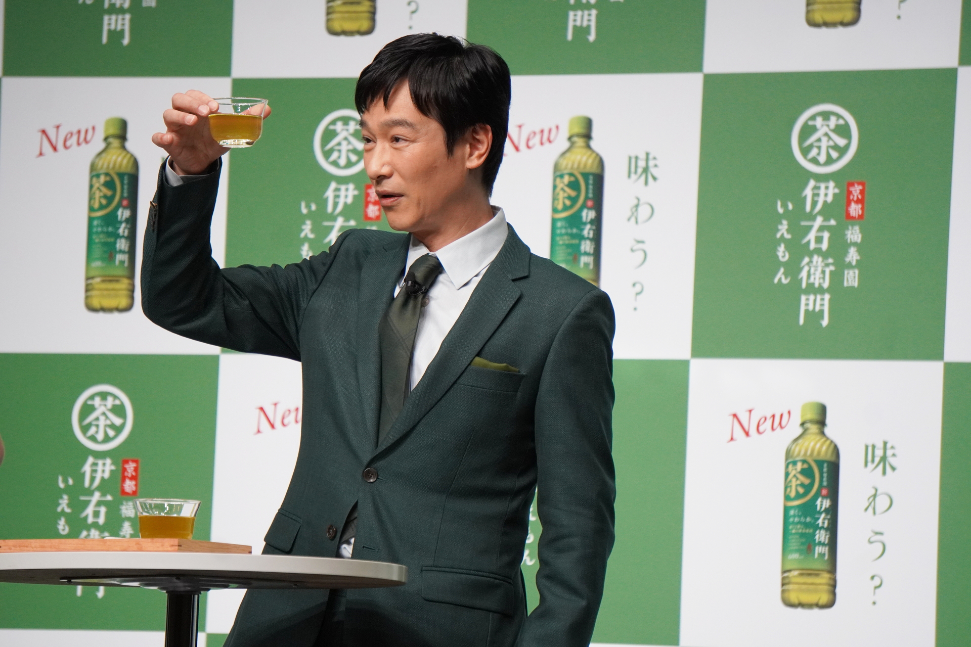 持ち上げてさらに液色を確認