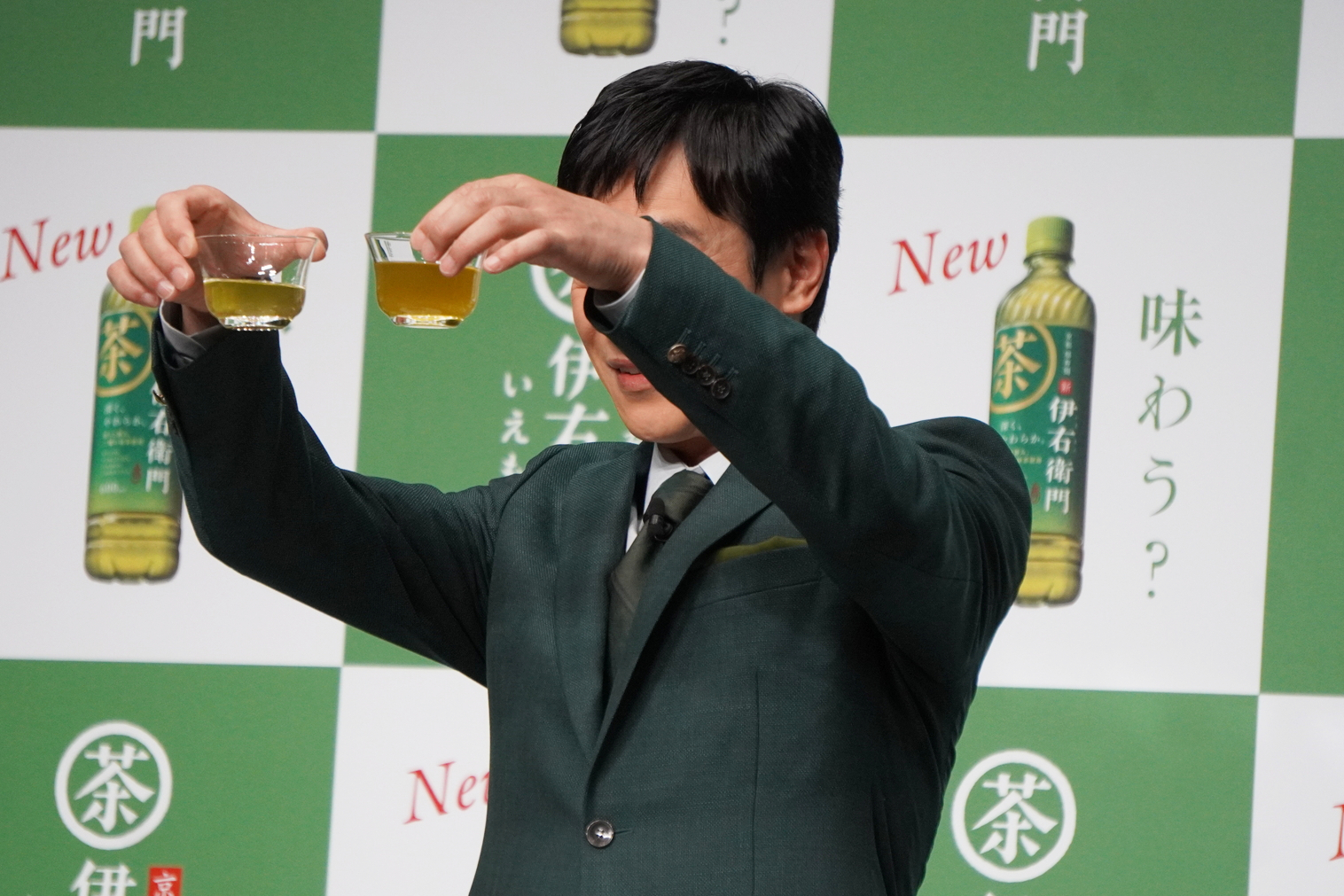 持ち上げてさらに液色を確認