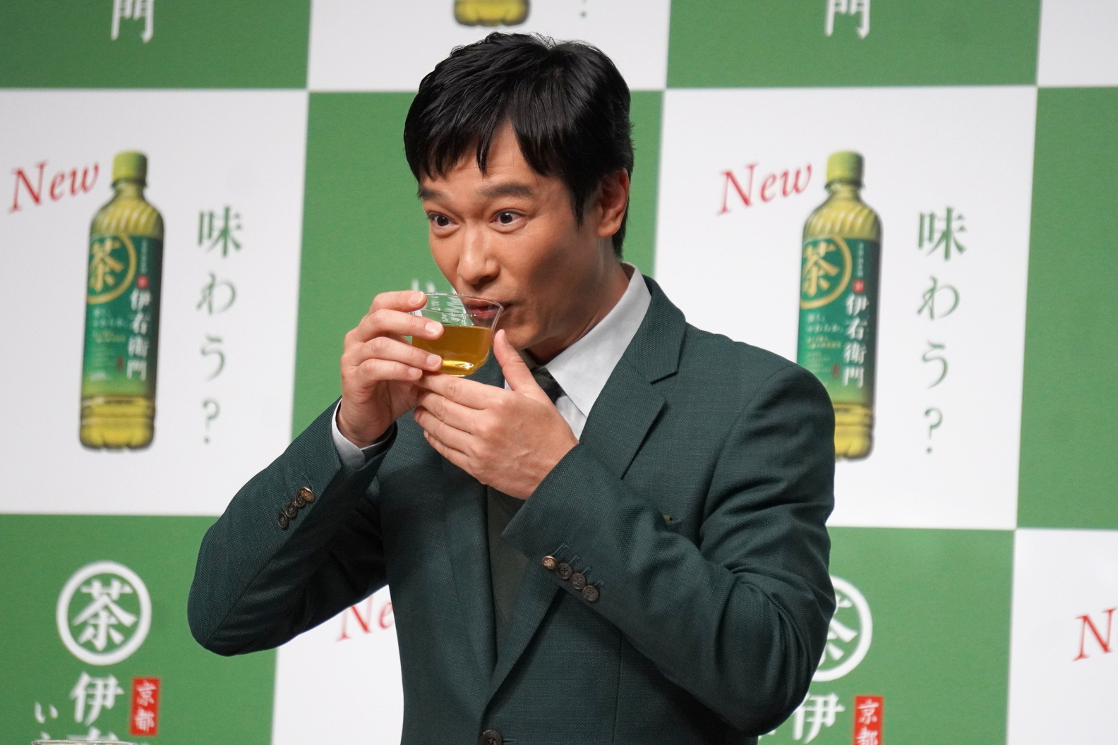 ひとくち飲んで「おいしい」と表情が変わる堺さん