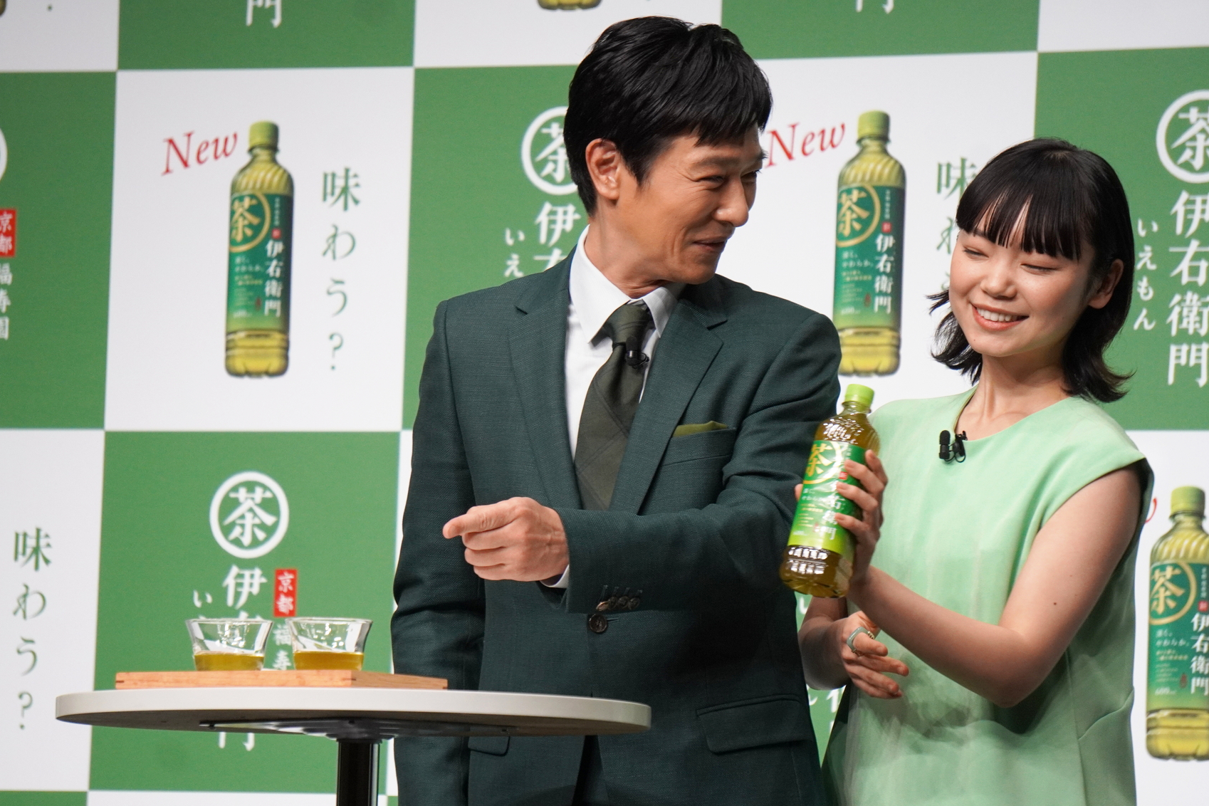 CMで古川さんが扮する謎の女性に誘われるようすを正解発表でも表現