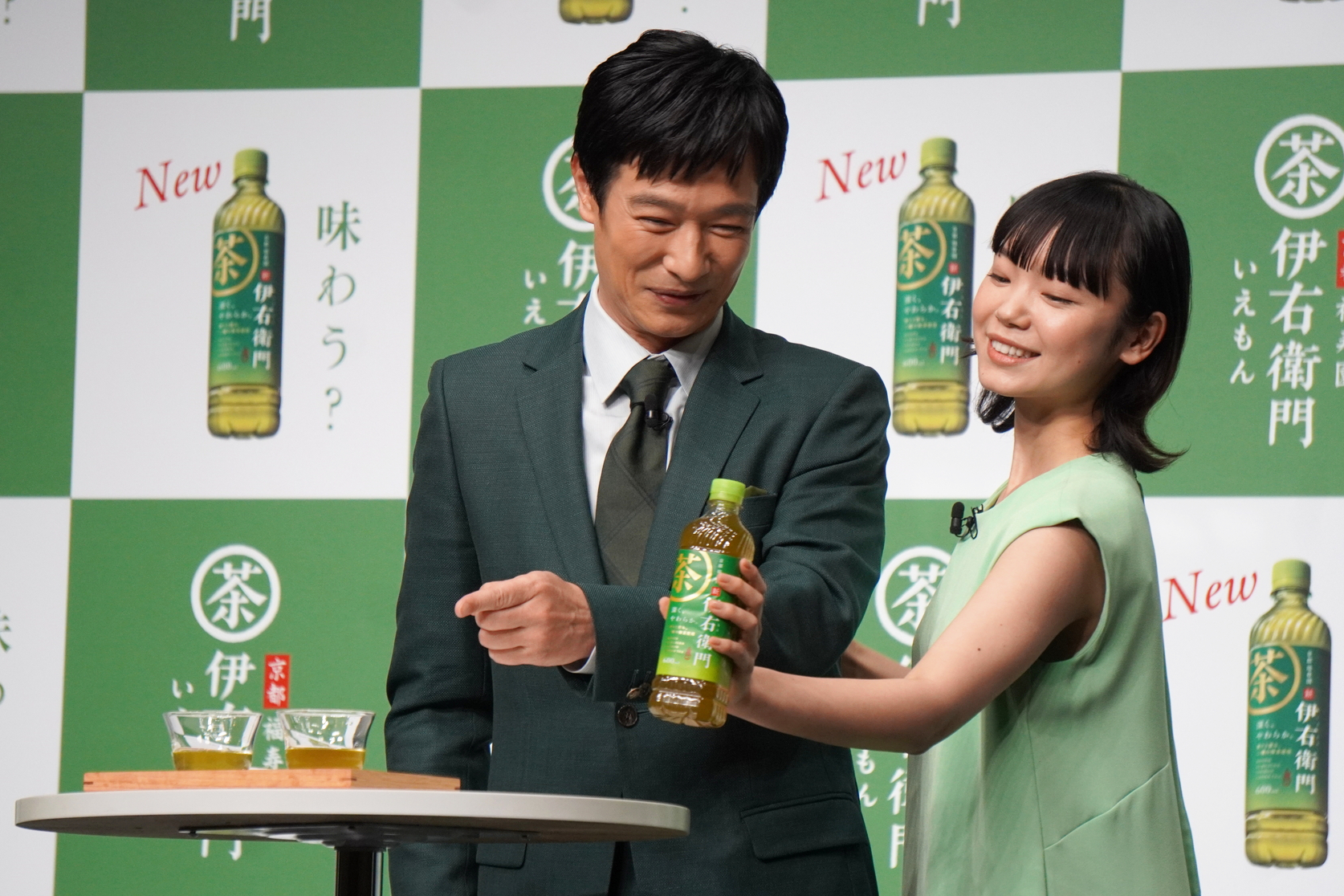 CMで古川さんが扮する謎の女性に誘われるようすを正解発表でも表現