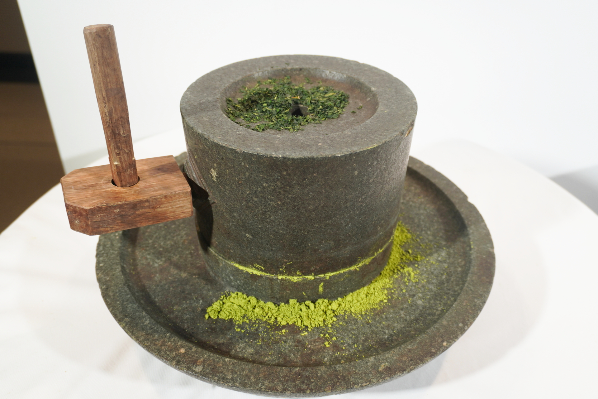 香り抹茶と旨み抹茶の2種の石臼挽き抹茶を使用