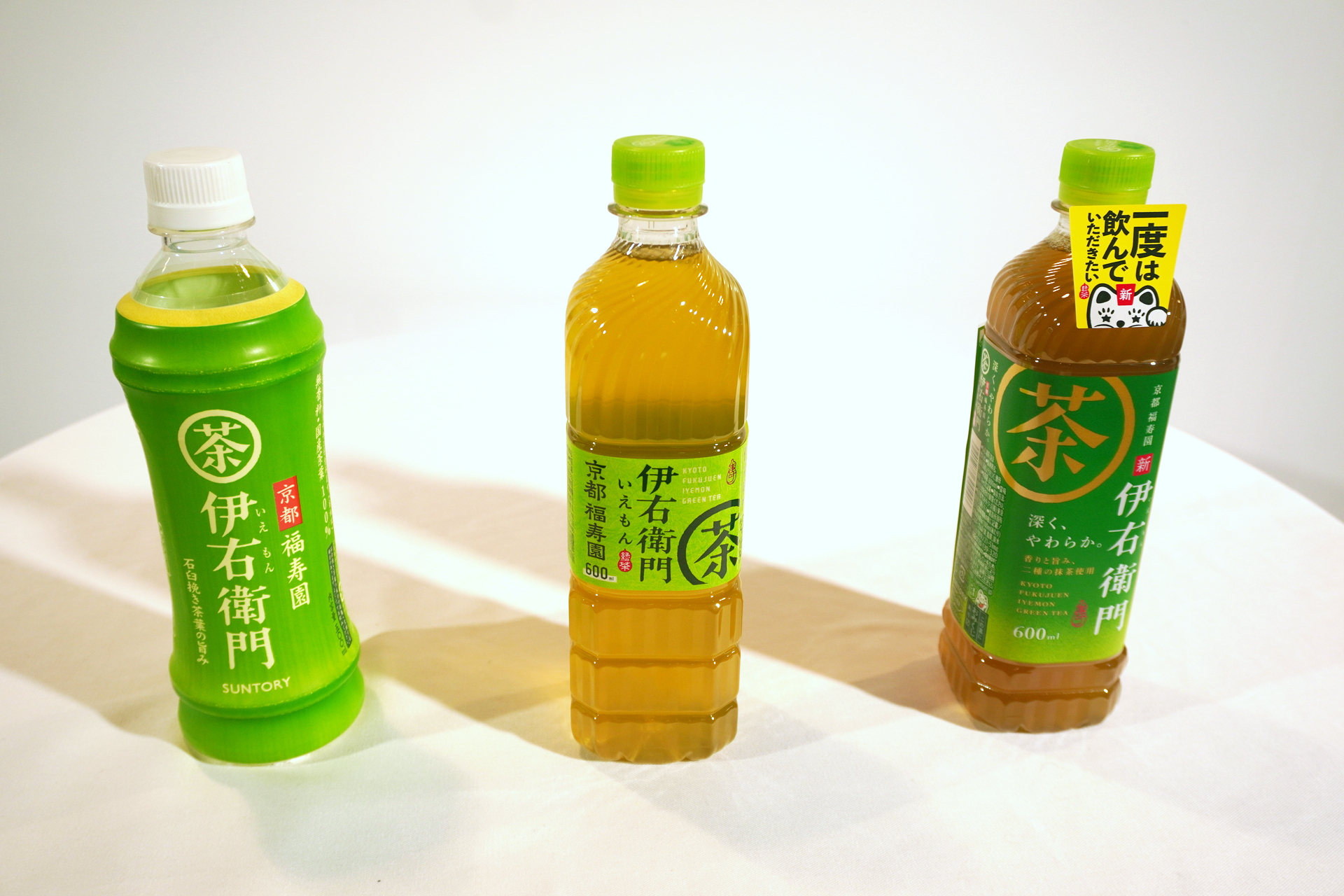 歴代「伊右衛門」。2004年発売時、2023年～の現行品、新・伊右衛門