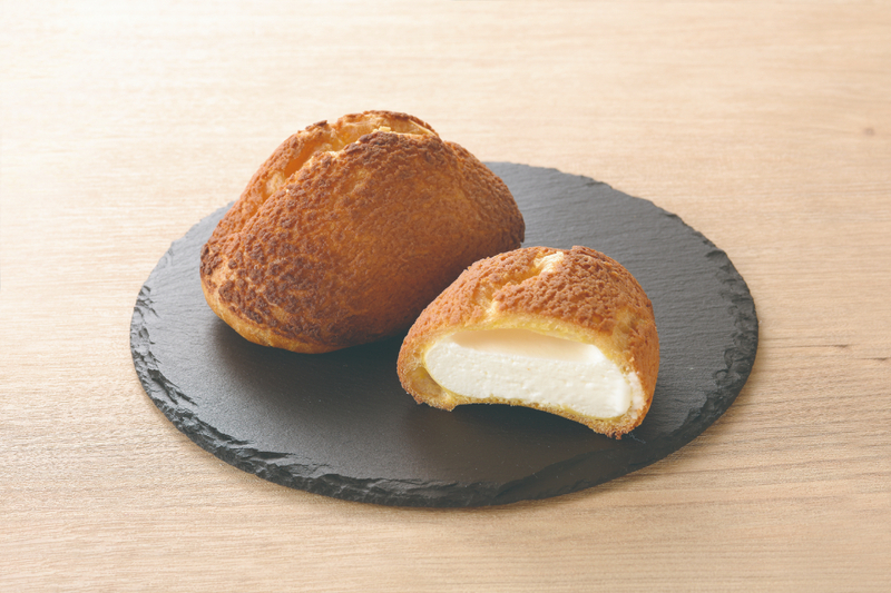「恐竜の玉子みたいなクッキーシュー（ミルクカスタードクリーム）」（173円）
