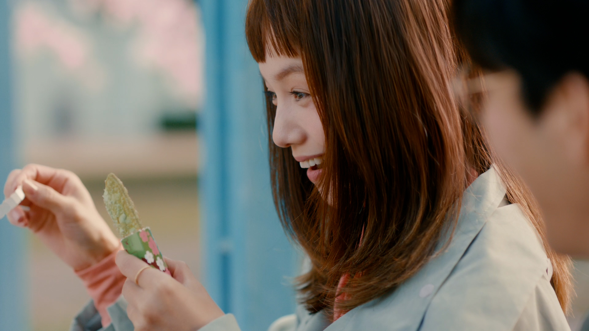 宮﨑あおいさんが出演するTVCM「抹茶黒蜜わらびもちパイ ぜんぶ好き！」篇