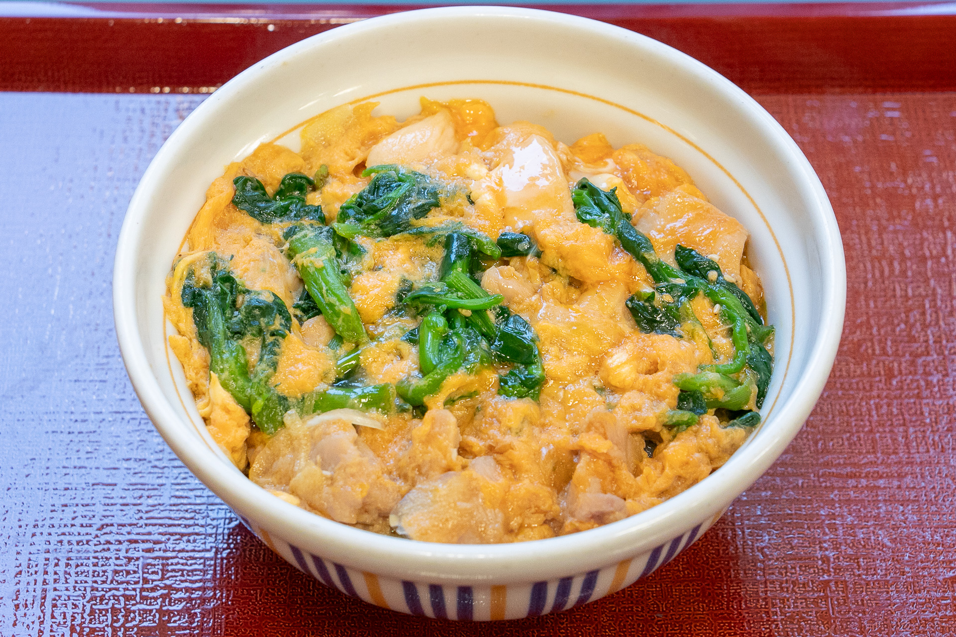 「菜の花」のからし和えとともに卵でとじたふわとろな親子丼