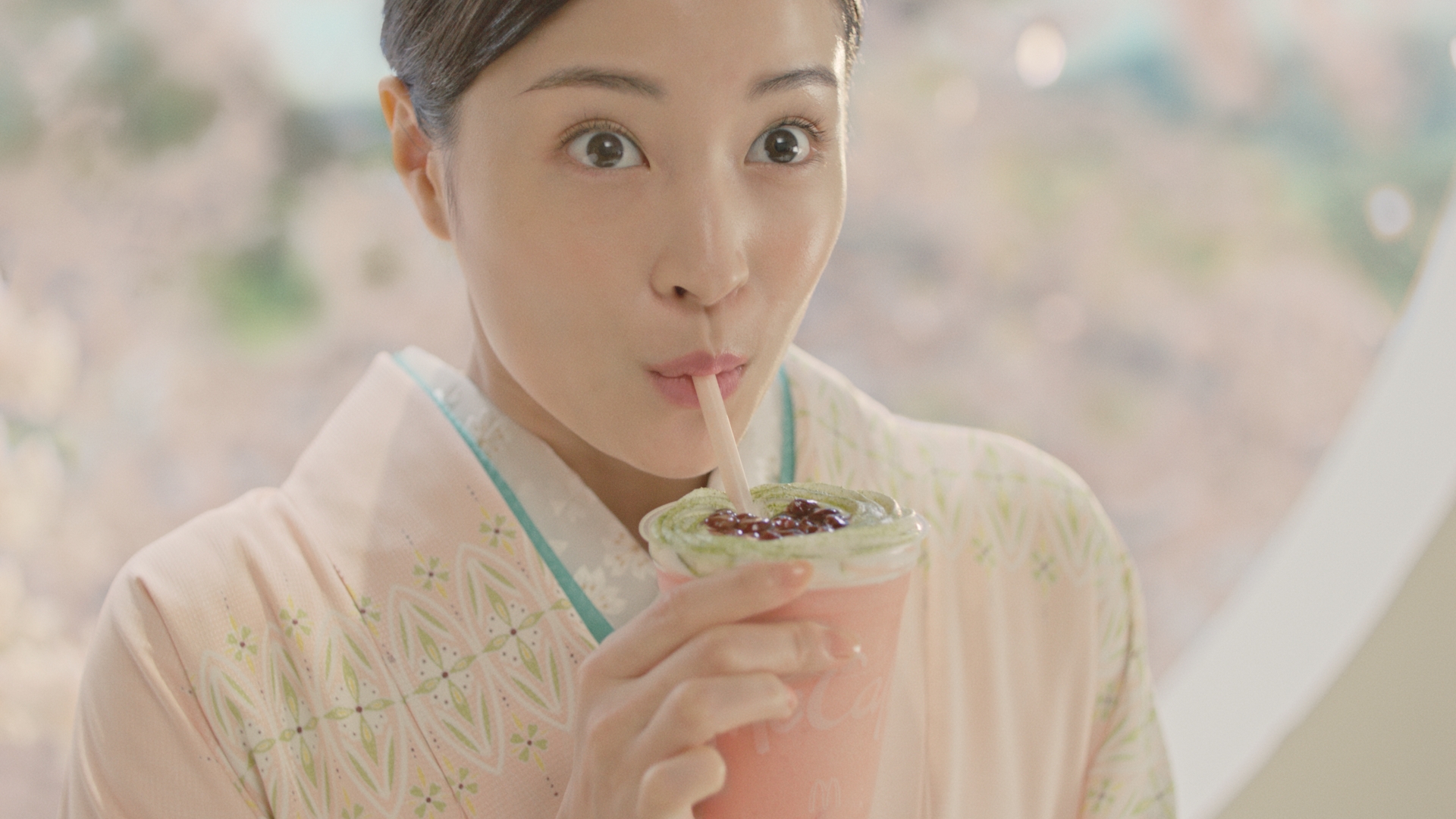 新TVCM「マックに春のフラッペがやってきた 茶室篇」