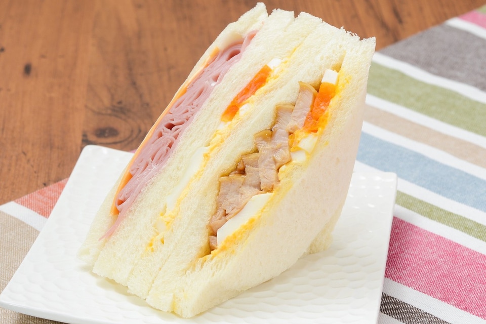 ローソン「3種類のミックスサンド」発売。サンドイッチの好きな具材