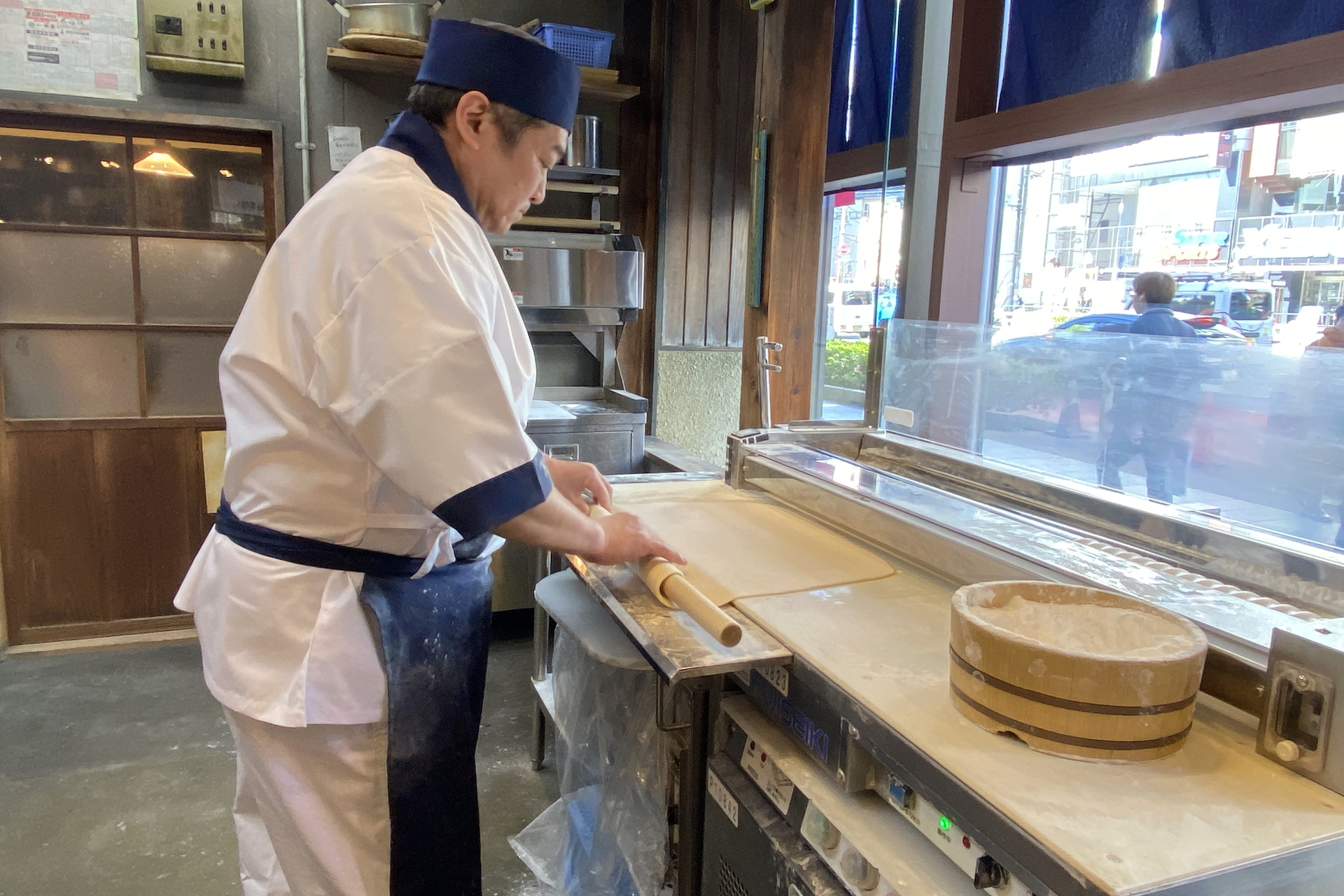 麺職人の手さばきが見やすくなっている