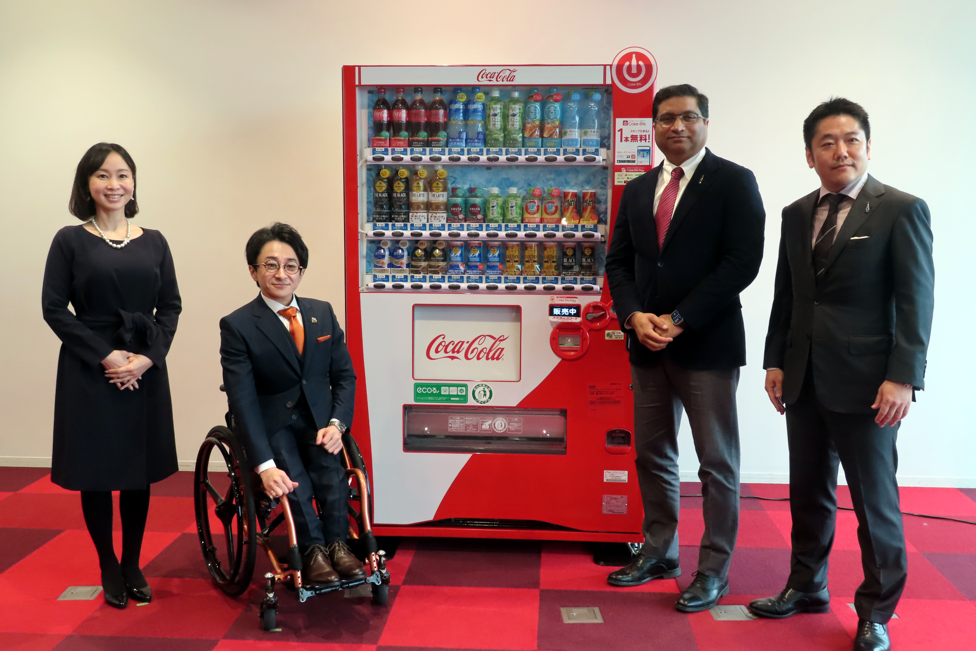 （左から）日本コカ・コーラ 広報・渉外＆サステナビリティー推進本部 副社長の田中美代子氏、ミライロ 代表取締役社長の垣内俊哉氏、日本コカ・コーラ ベンディングオペレーション バイスプレジデントのレハン・カーン氏、日本コカ・コーラ マーケティング本部 IMX事業本部 デジタルプラットフォーム部 ディレクターの宇川有人氏