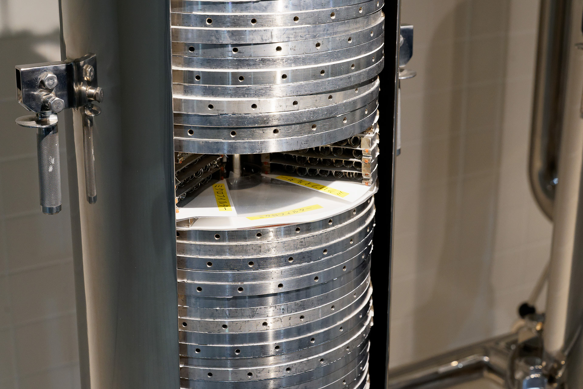 製造の最終工程となる「ろ過」に使われる設備。ミクロフィルターによって不要なものが取り除かれる