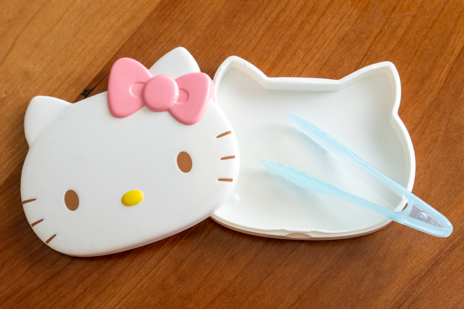 中には小さなトング