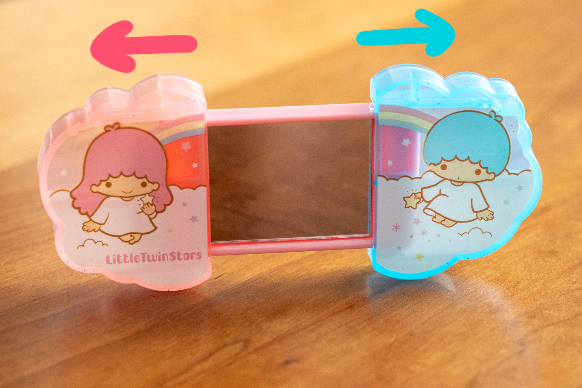 スライドさせると鏡が出る