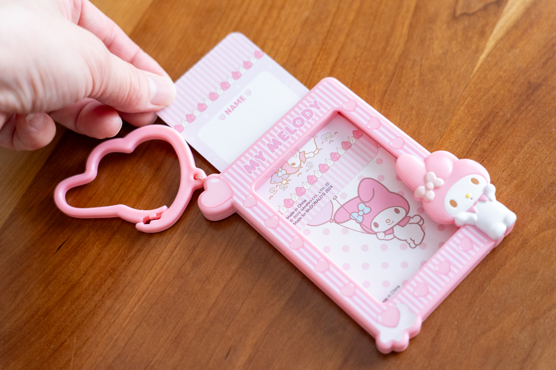 上のすき間から差し込んで……