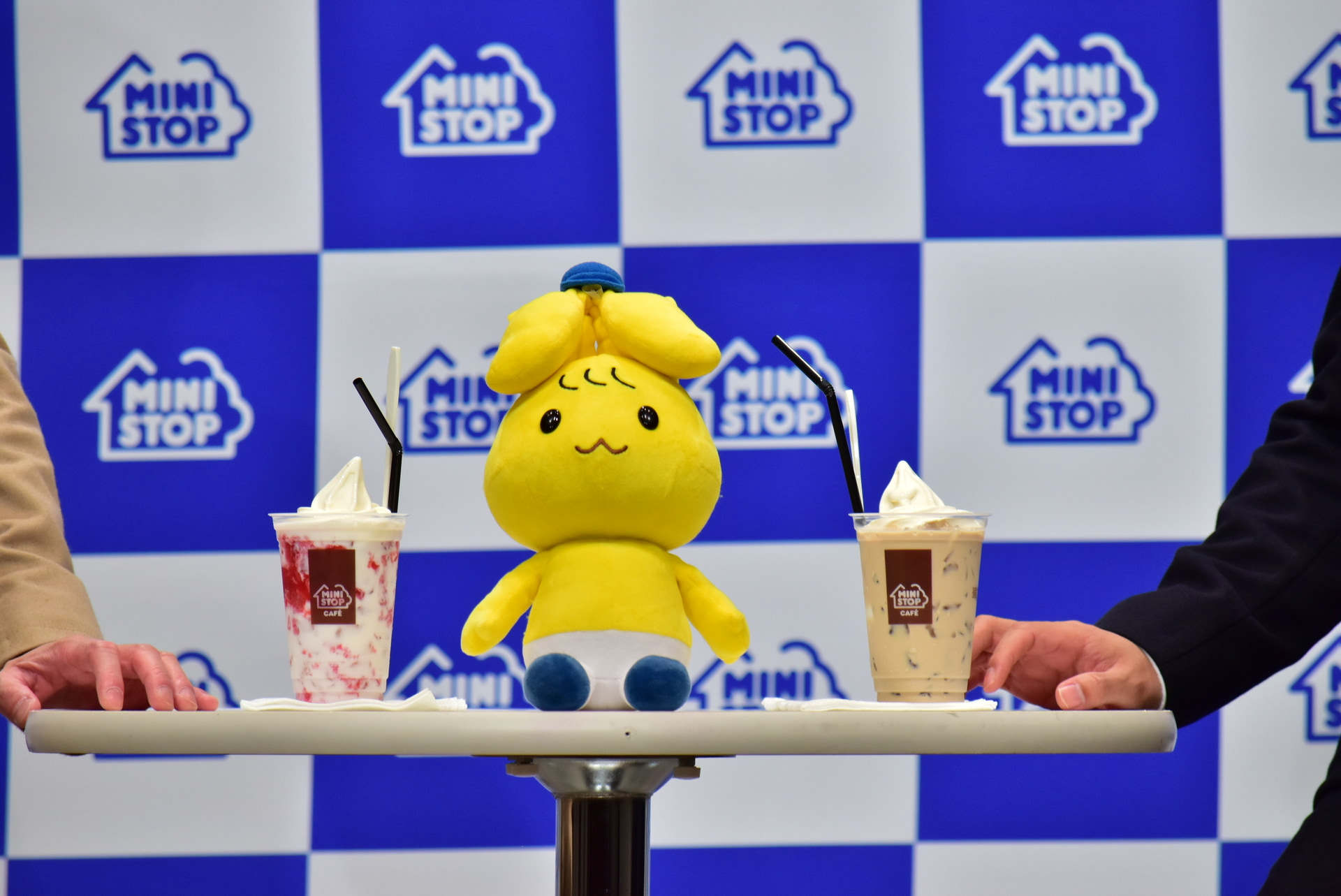 カフェラテフロートとつぶつぶいちごミルクフロート