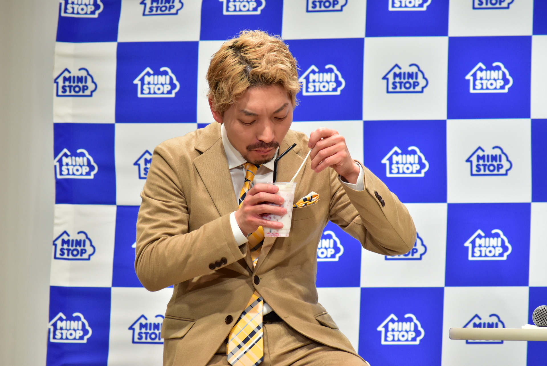 嶋佐さんと屋敷さんが試食