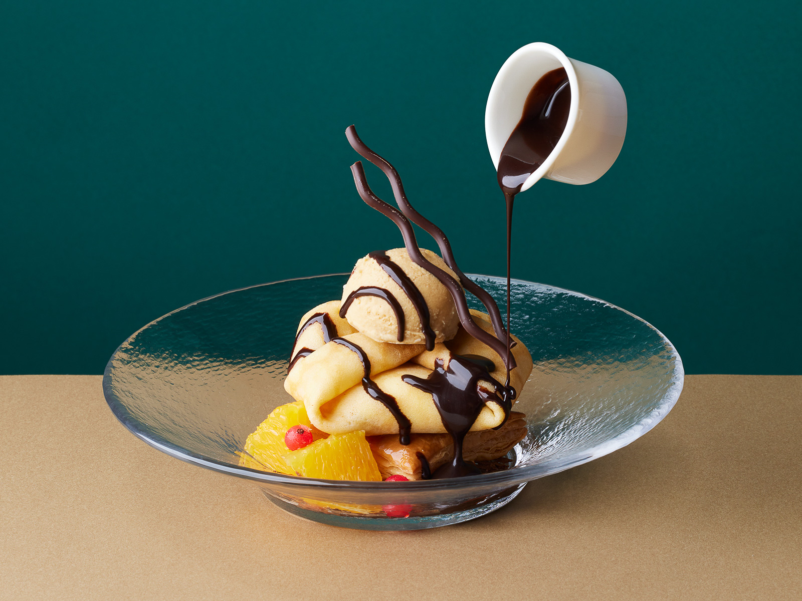 別添えのチョコソースをかけて濃厚さをプラス