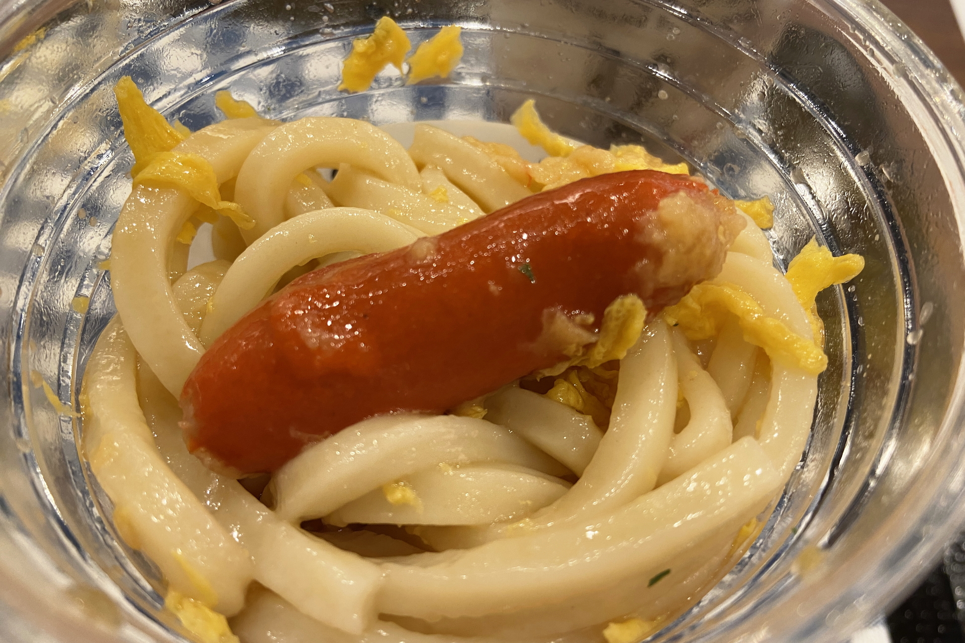 シェイクして食べすすめると、唐突に赤ウインナー天や鶏からに遭遇