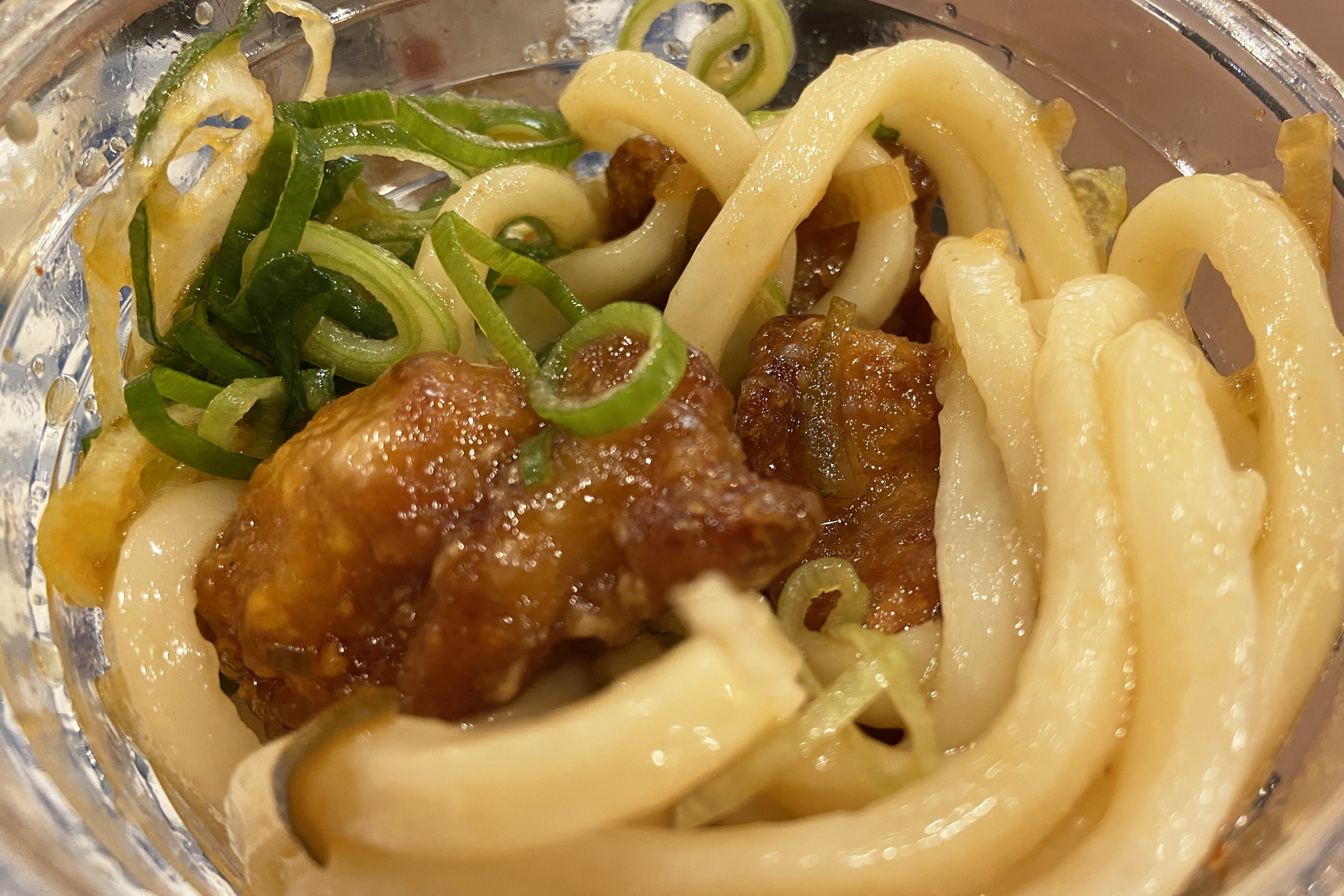 ゴロゴロと油淋鶏が入っていてボリューミー