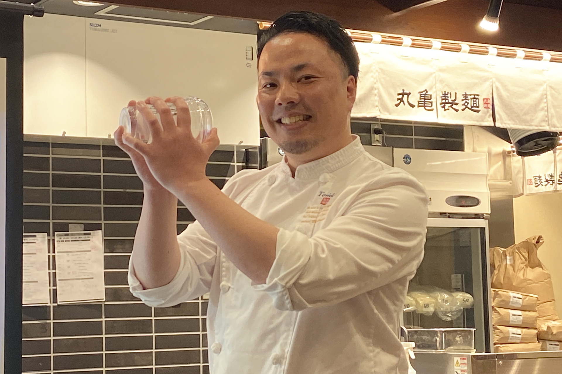 シェイクするときはバーテンダーのように。楽しみながら振って食べられる