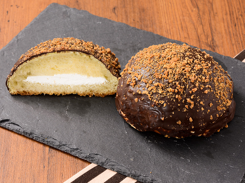 「ブラックモンブランみたいなメロンパン」（160円）