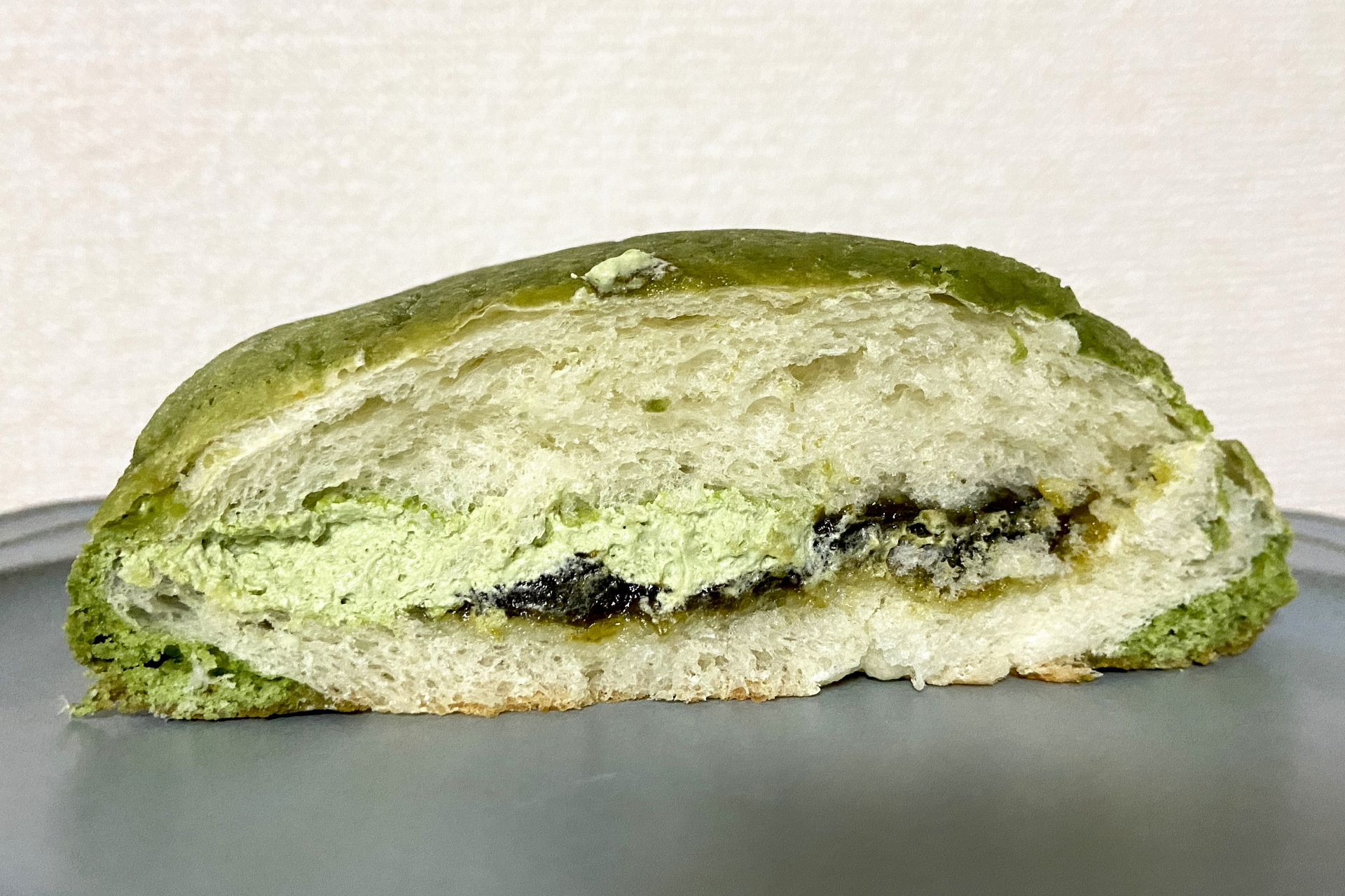 宇治抹茶づくしのメロンパン。抹茶ホイップ、濃い抹茶ペースト入り