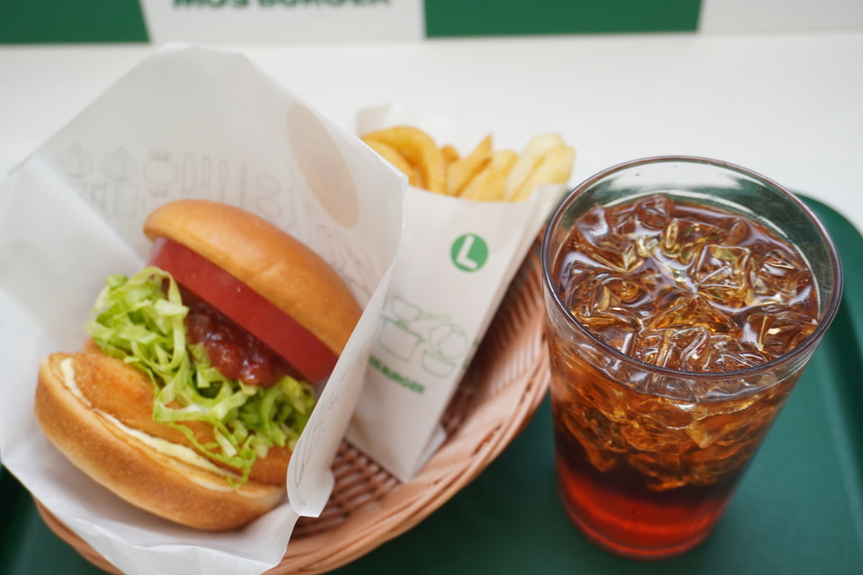 モスバーガー「NACK5×MOS×KEYTALKコラボ ホットチキンバーガー
