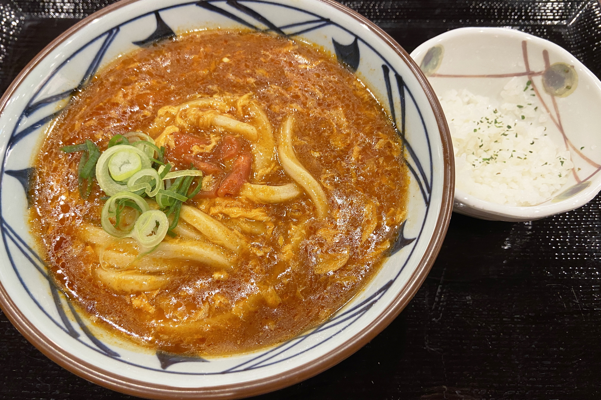 トマたまカレーうどん（ひと口ごはん付き）