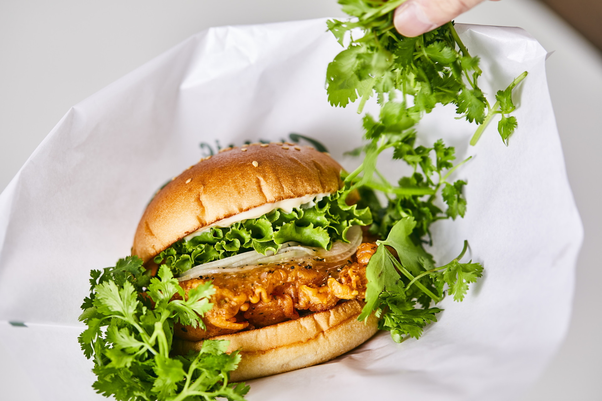 塩レモンチキンバーガーやサルサバーガー、自家製ジンジャーエールなどにパクチー単品を追加してアレンジもできる