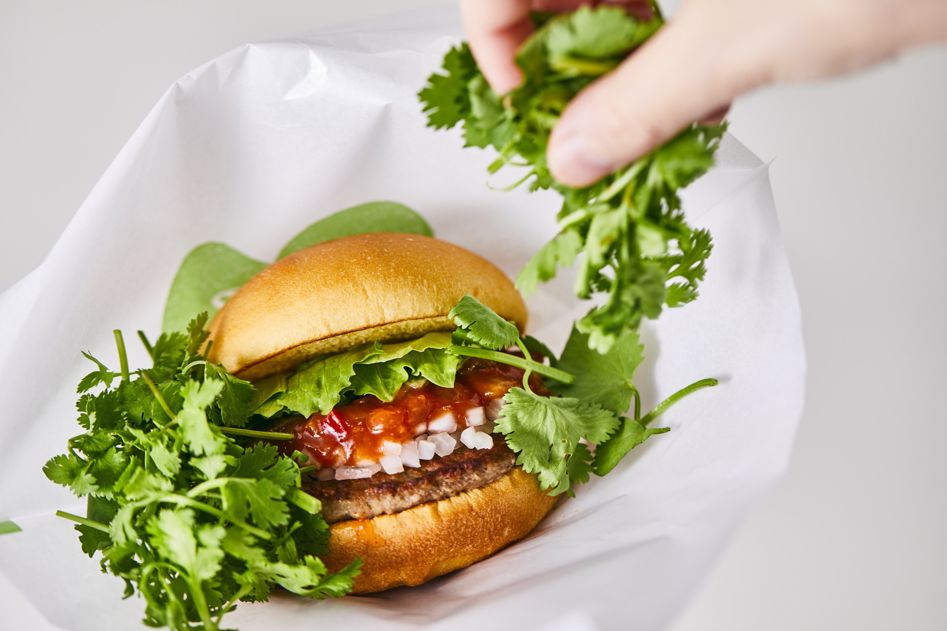 塩レモンチキンバーガーやサルサバーガー、自家製ジンジャーエールなどにパクチー単品を追加してアレンジもできる