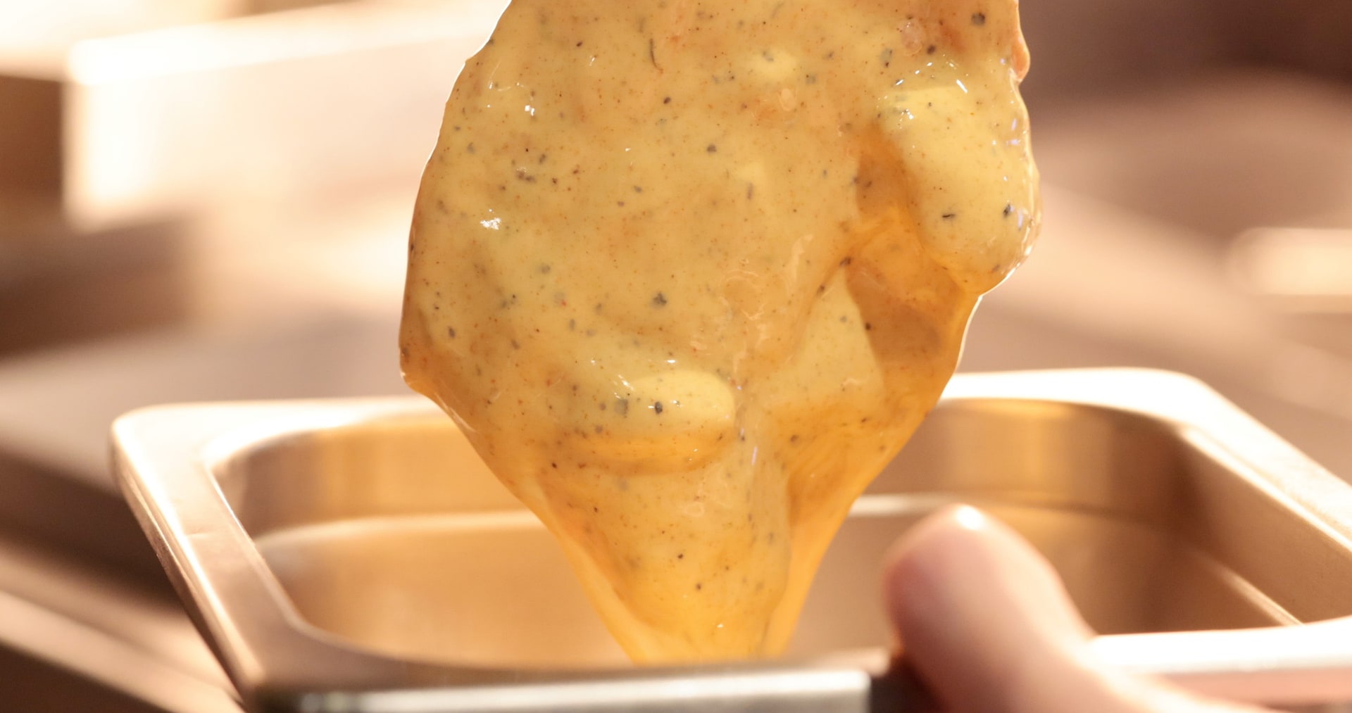 店内で調理しているオリジナルフライドチキン