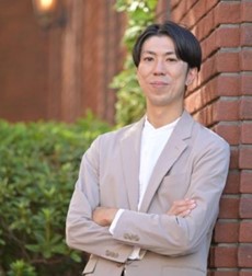 Chief Experience Brewerの有友亮太氏。「ヱビスとの相性を考え吟味した、爽やかな苦みのある『グレープフルーツ果汁』と、2種類のホップの織り成すジューシーな味わいを堪能いただきたいです」とのこと