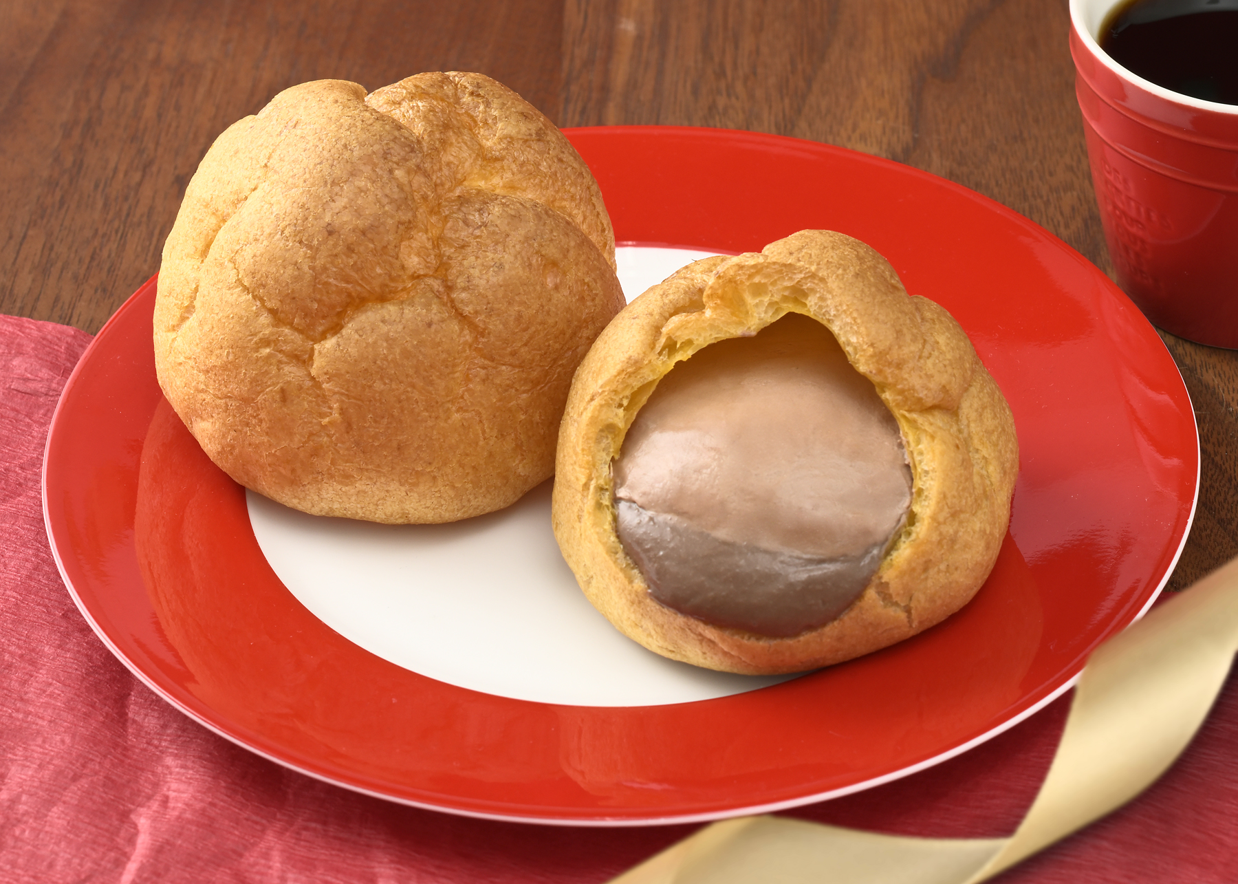 「ジャンボシュークリーム（ガーナ）」（216円）