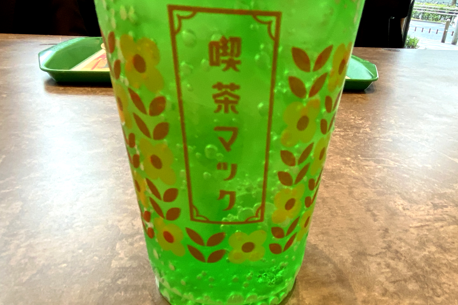 レトロなパッケージデザインの「クリームソーダ（マックフロート メロン）」（340円～）