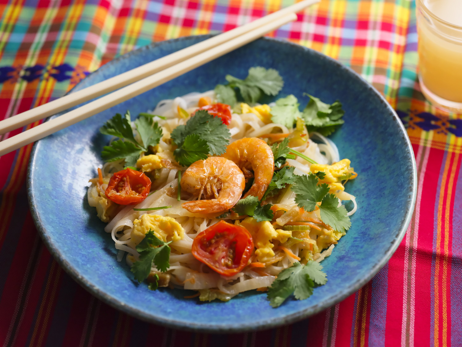 「成城石井自家製 殻付き海老と香味野菜のトムヤム焼きそば」（647円）